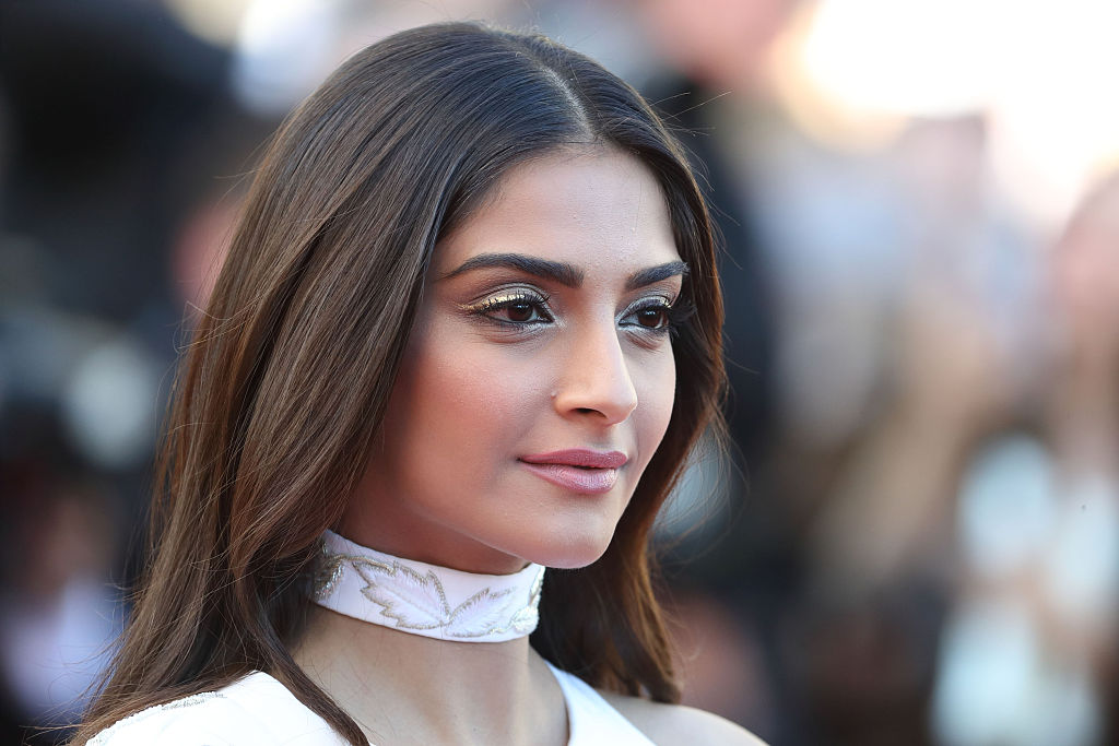 Revisiting 7 Iconic Beauty Looks Of Sonam Kapoor On Her Birthday