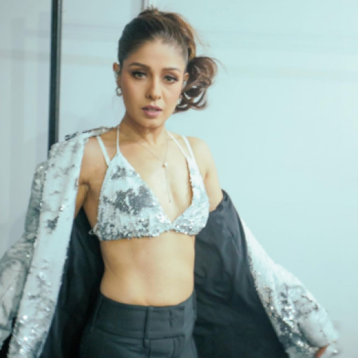 Esha Gupta's ultimate stunning moment in 'no bra' pantsuit style